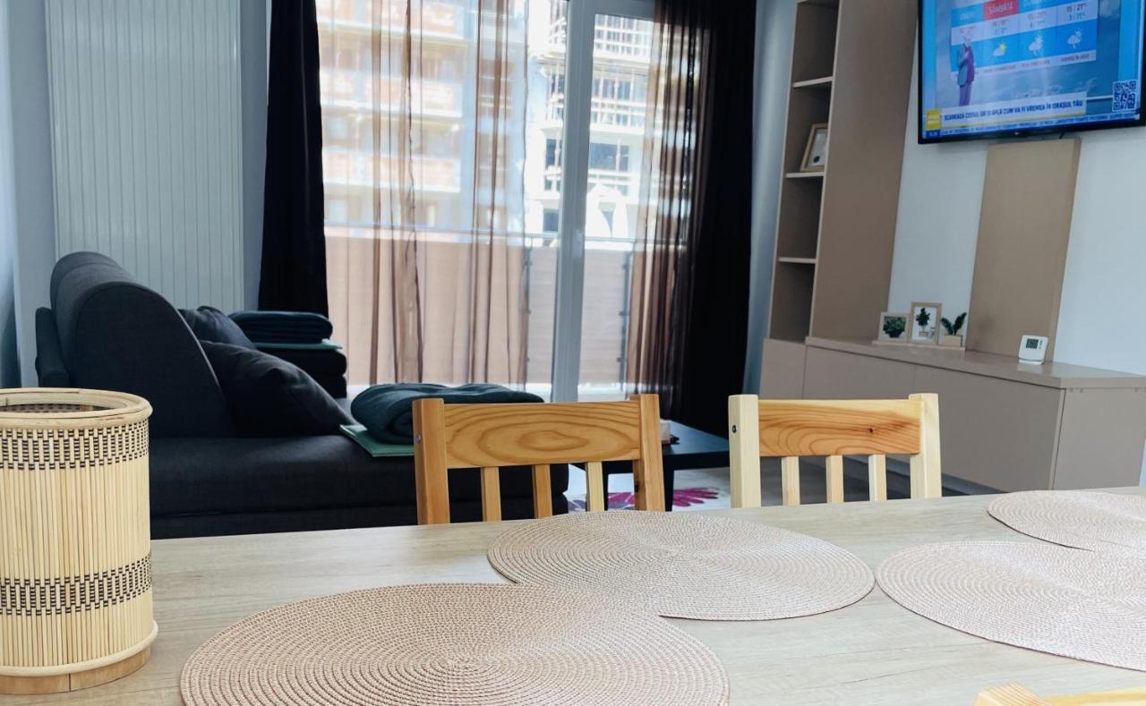 Apartamento Mountain Crib In Urban Plaza W. Parking & Netflix Braşov Exterior foto