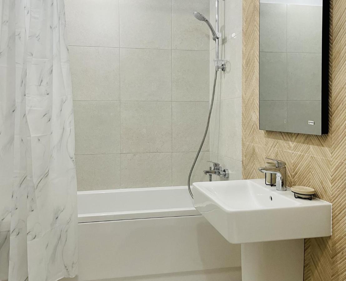 Apartamento Mountain Crib In Urban Plaza W. Parking & Netflix Braşov Exterior foto
