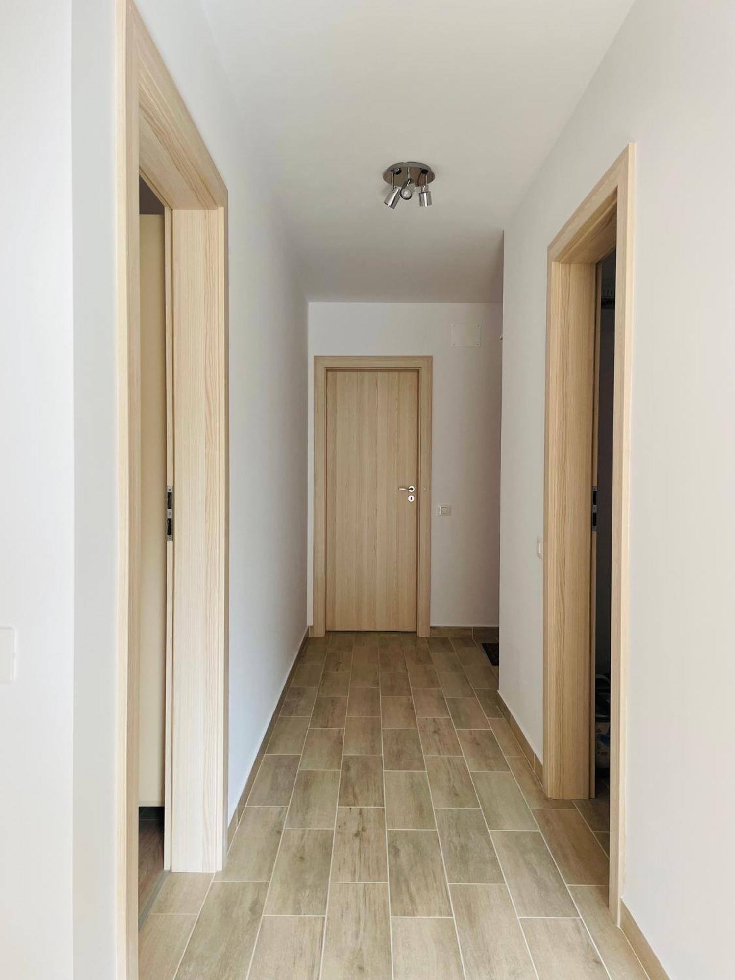 Apartamento Mountain Crib In Urban Plaza W. Parking & Netflix Braşov Exterior foto